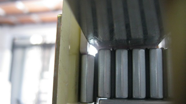 magnets separating device
